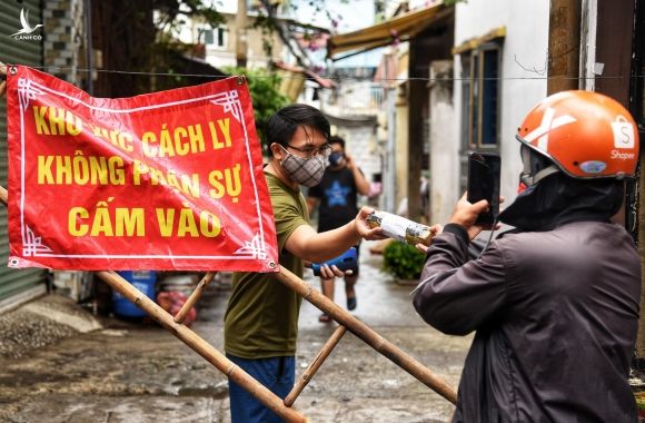 gian cach 1, 5 m chong dich anh 1