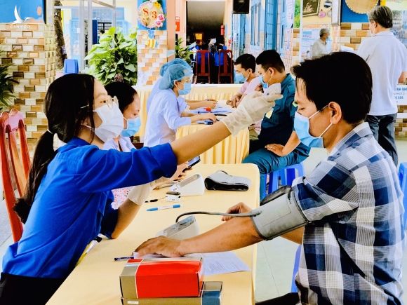 Thanh niên tình nguyện hỗ trợ công tác tiêm vắc xin Covid-19 cho người dân tại TP.Thủ Đức (TP.HCM) vào ngày 21.6 /// Đoan Trang
