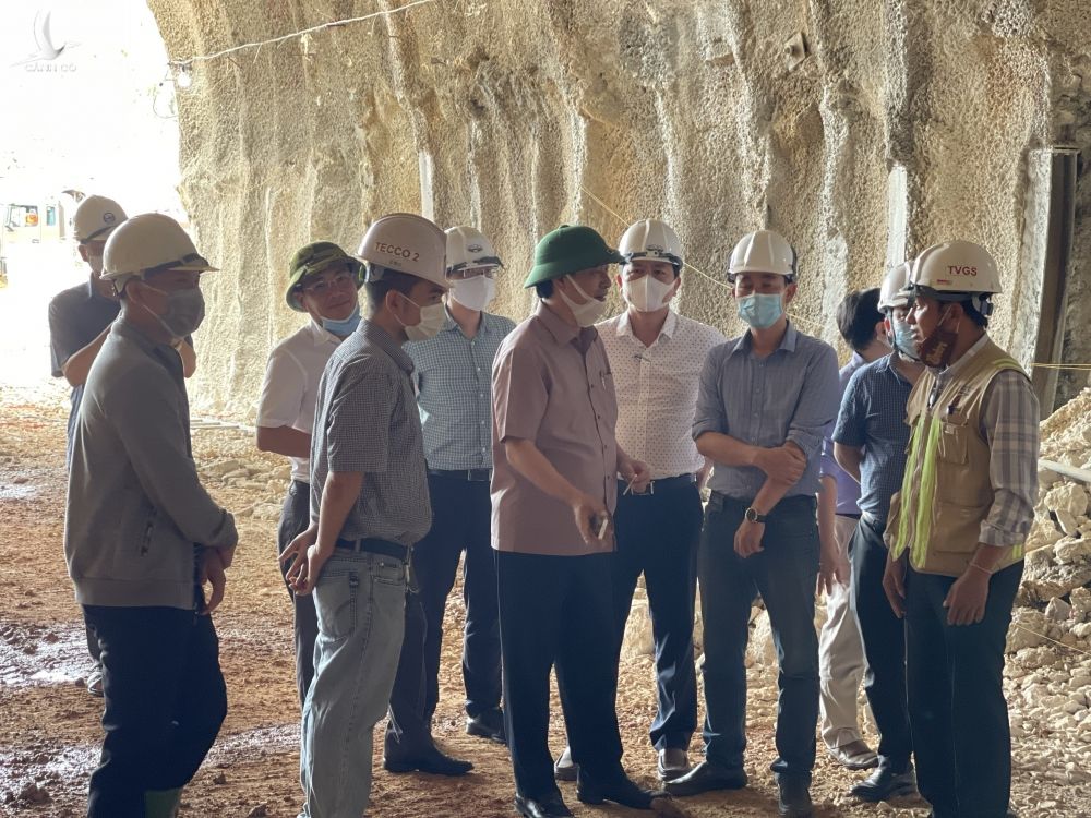 Thứ trưởng Bộ GTVT Lê Đình Thọ kiểm tra hiện trường dự án ngày 23/6.