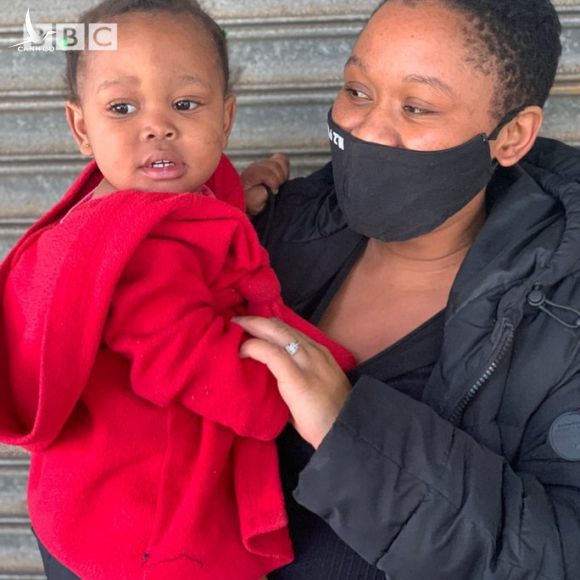 Nam Phi: Nhà cao tầng bị đốt cháy, mẹ tuyệt vọng ném con 2 tuổi xuống - Ảnh 2.