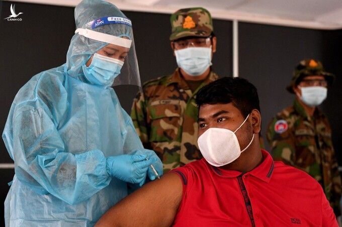 Người dân tiêm vaccine Covid-19 tại Phnoem Penh hôm 1/5. Ảnh: AFP