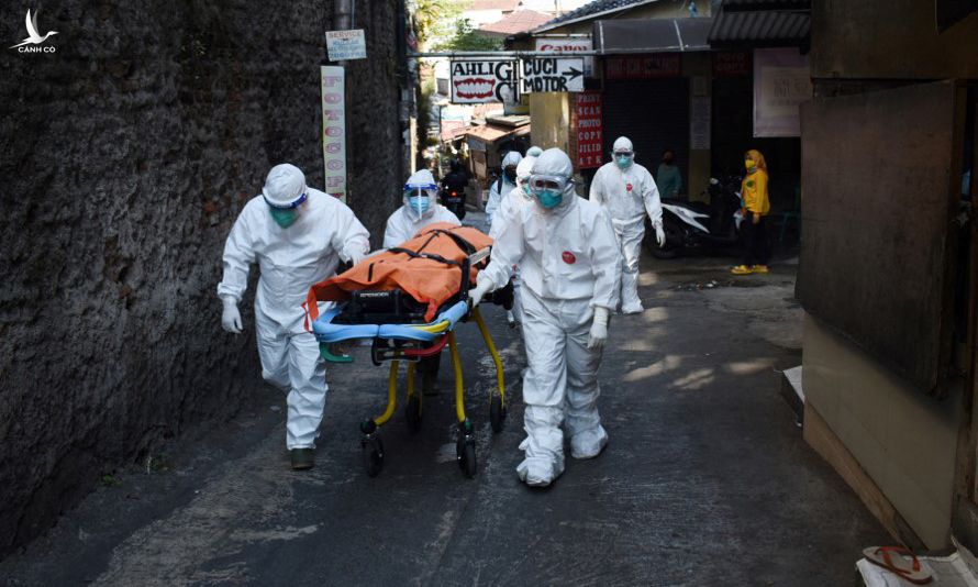 Các nhân viên y tế di chuyển thi thể một bệnh nhân Covid-19 tại thành phố Bandung, Indonesia, hôm 18/7. Ảnh: AFP.