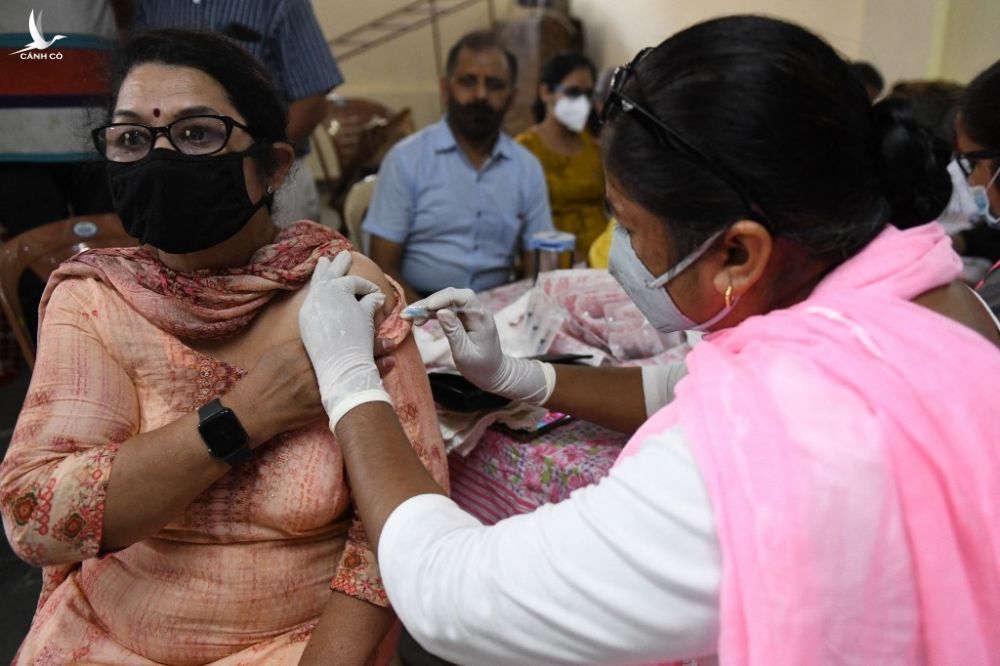 Một phụ nữ được tiêm vắc xin tại bang Punjab, Ấn Độ /// AFP