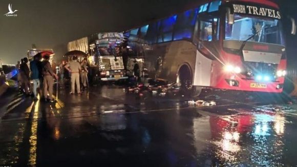 Ngủ dưới xe buýt, 18 người bị xe tải cán chết - Ảnh 1.