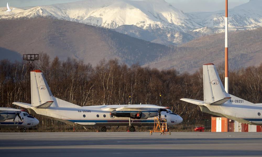 Chiếc Antonov An-26 cùng số hiệu với máy bay mát tích tại sân bay Elizovo, ngoại ô Kamchatsky, Nga, hồi tháng 11/2020. Ảnh: AP.