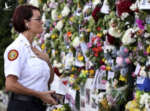 Melanie C. Adams, giám đốc sở cứu hộ cứu hỏa Miami - Dade, tới thăm khu tưởng niệm nạn nhân vụ sập cung cư hôm 1/7. Ảnh: AP.