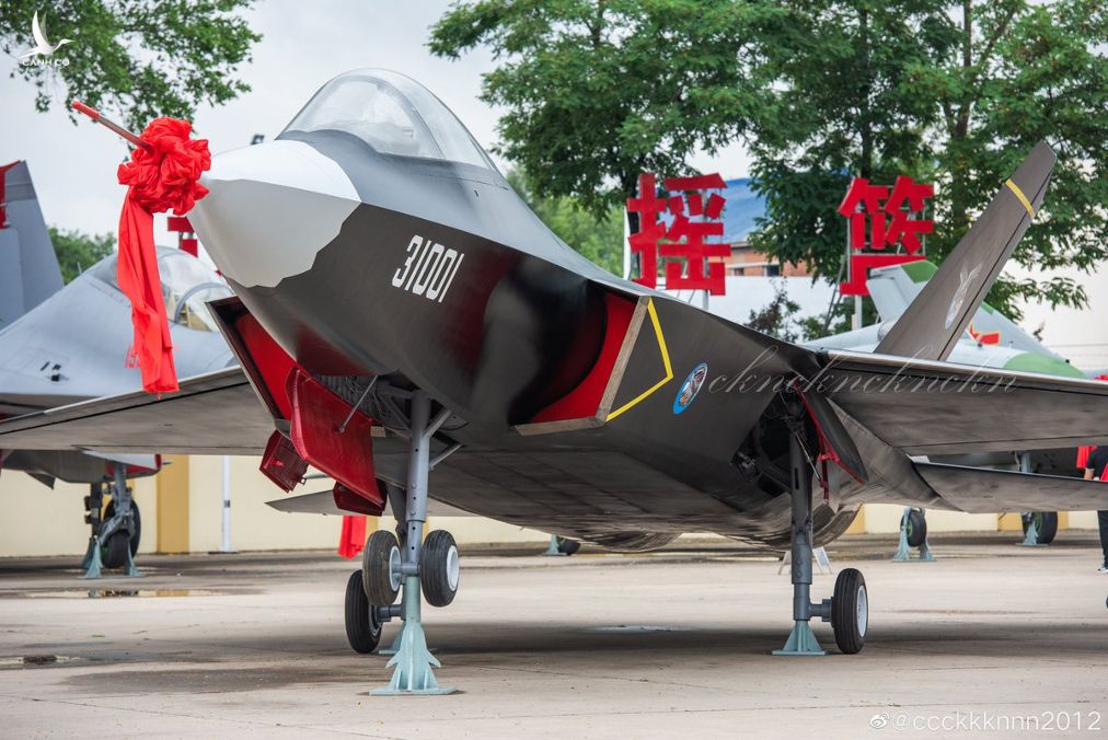 Nguyên mẫu của máy bay chiến đấu tàng hình FC-31 của Trung Quốc đã được trưng bày tại Công viên triển lãm hàng không của Tập đoàn máy bay Thẩm Dương (SAC).