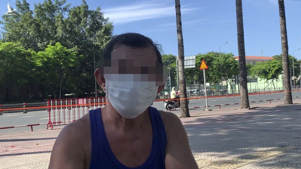 Người đàn ông ở Q.Gò Vấp ra đường vì cho rằng bản thân có sức đề kháng tốt, “Covid-19 không có gì phải sợ” /// ẢNH: Khánh Trần
