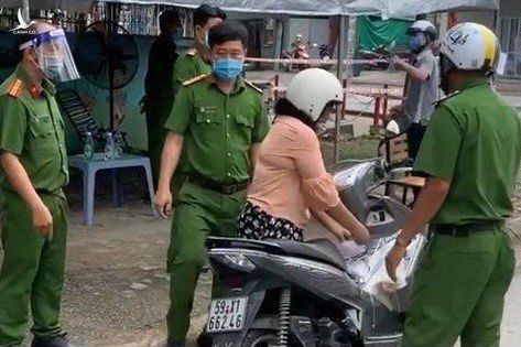 Nguoi phu nu o TP.HCM 'lot khau trang, la loi' o chot phong toa anh 1