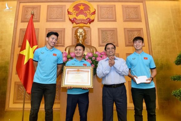 Thủ tướng Phạm Minh Chính tặng bằng khen cho đội tuyển Việt Nam - Ảnh 1.