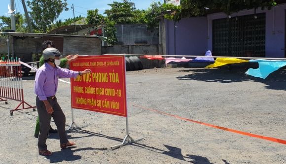 Tự mua dụng cụ, test nhanh thấy dương tính COVID-19, người bán thịt gọi báo trạm y tế - Ảnh 1.