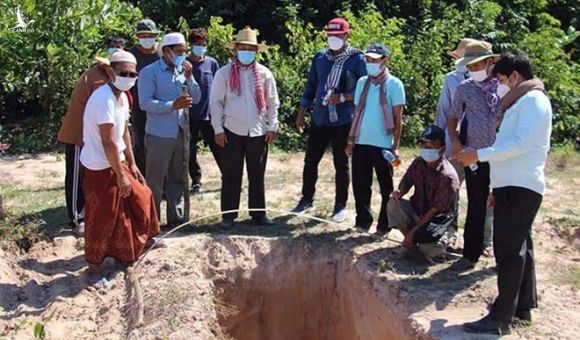 Campuchia đào sẵn huyệt chôn người chết giữa chuỗi ngày Covid-19 chết chóc - 1