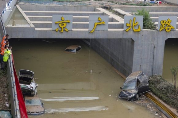 Lũ lụt Trung Quốc: hàng chục người không thoát khỏi đường hầm bị ngập - Ảnh 1.