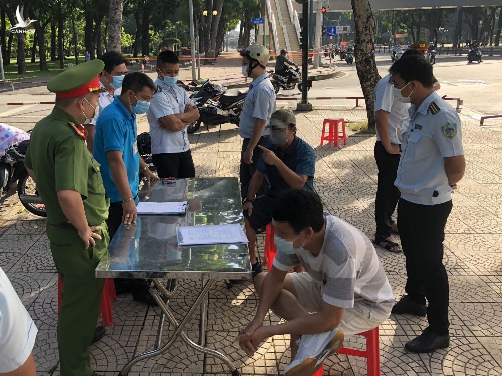 Ở Gò Vấp nói qua Phú Nhuận mua đồ, bị CSGT phạt vì 'ra đường không cần thiết' - ảnh 3