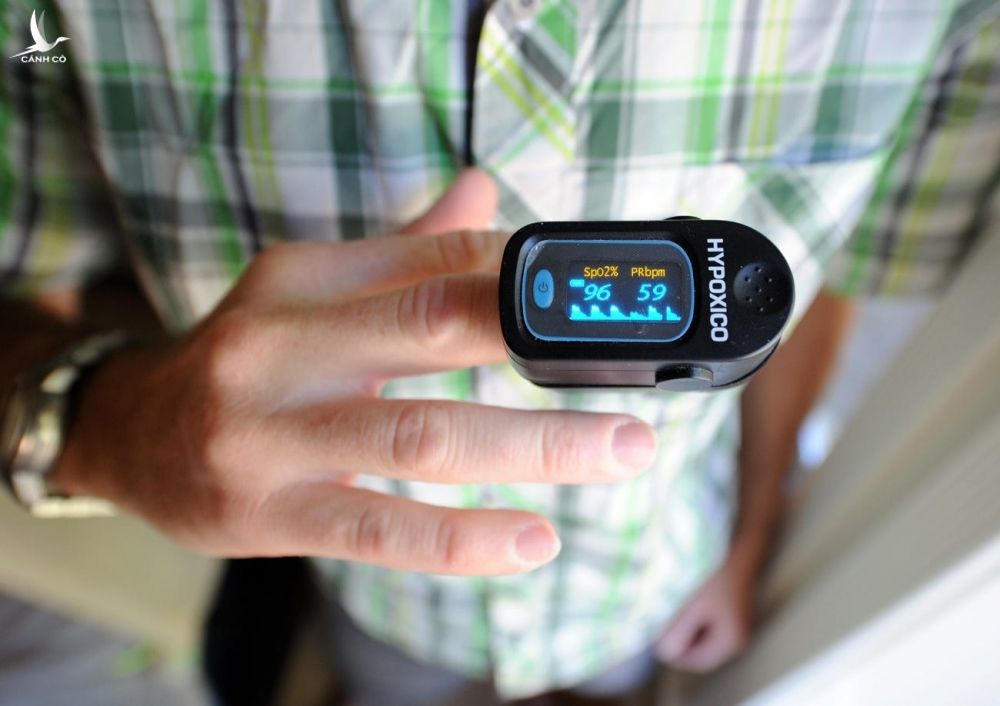 Thái Lan phát máy đo nồng độ ô xy trong máu cho các bệnh nhân theo dõi tại nhà /// ảnh: AFP/Getty