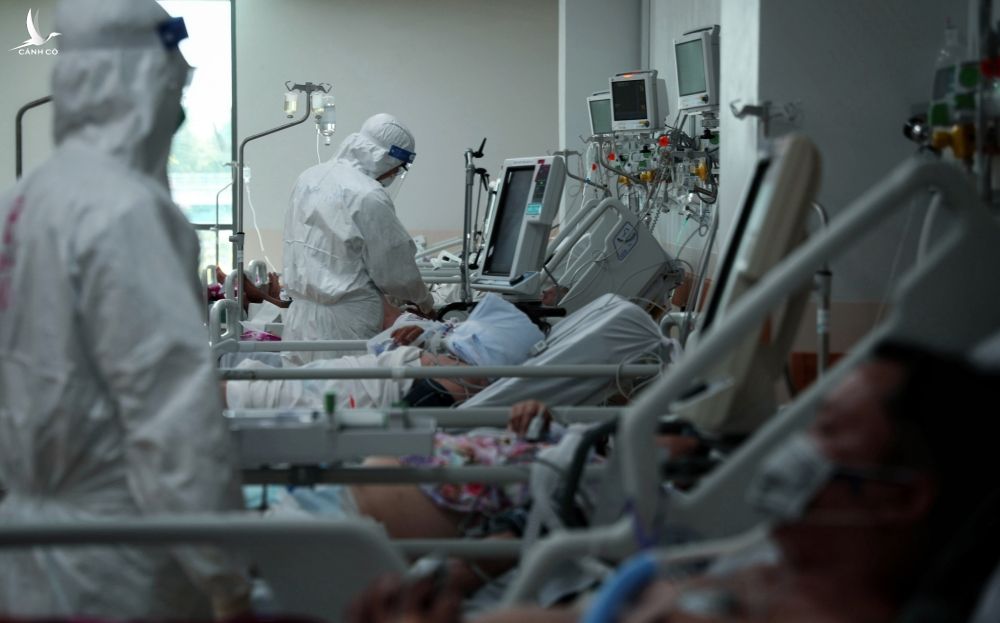 Các y bác sĩ đang ngày đêm chữa trị cho hàng trăm ca dương tính Covid-19 nguy kịch được chuyển lên từ các bệnh viện tuyến dưới tại khu hồi sức tích cực của Bệnh viện Hồi sức Covid-19 /// ẢNH: NGỌC DƯƠNG