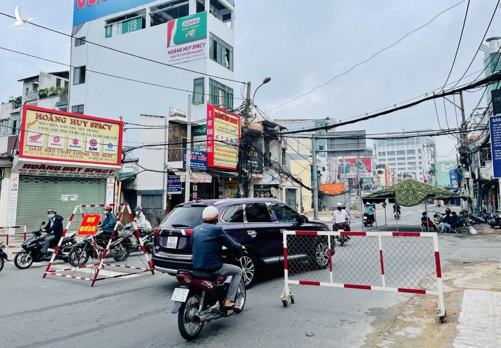 Chốt kiểm soát ở TP.HCM được lập lại, kiểm tra 'giấy thông hành' người dân ra đường - ảnh 4