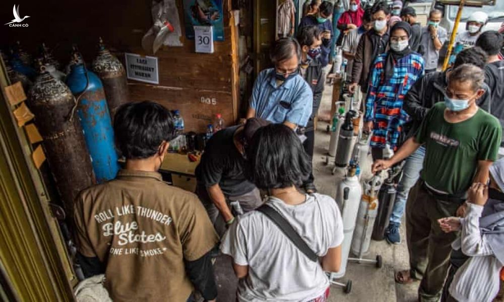 Người nhà của bệnh nhân Covid-19 xếp hàng để bơm đầy bình oxy ở Manggarai, Jakarta. Ảnh: Shutterstock