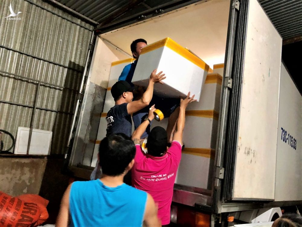 Bà con Quảng Bình trắng đêm góp cá gửi người Sài Gòn chống dịch - ảnh 1
