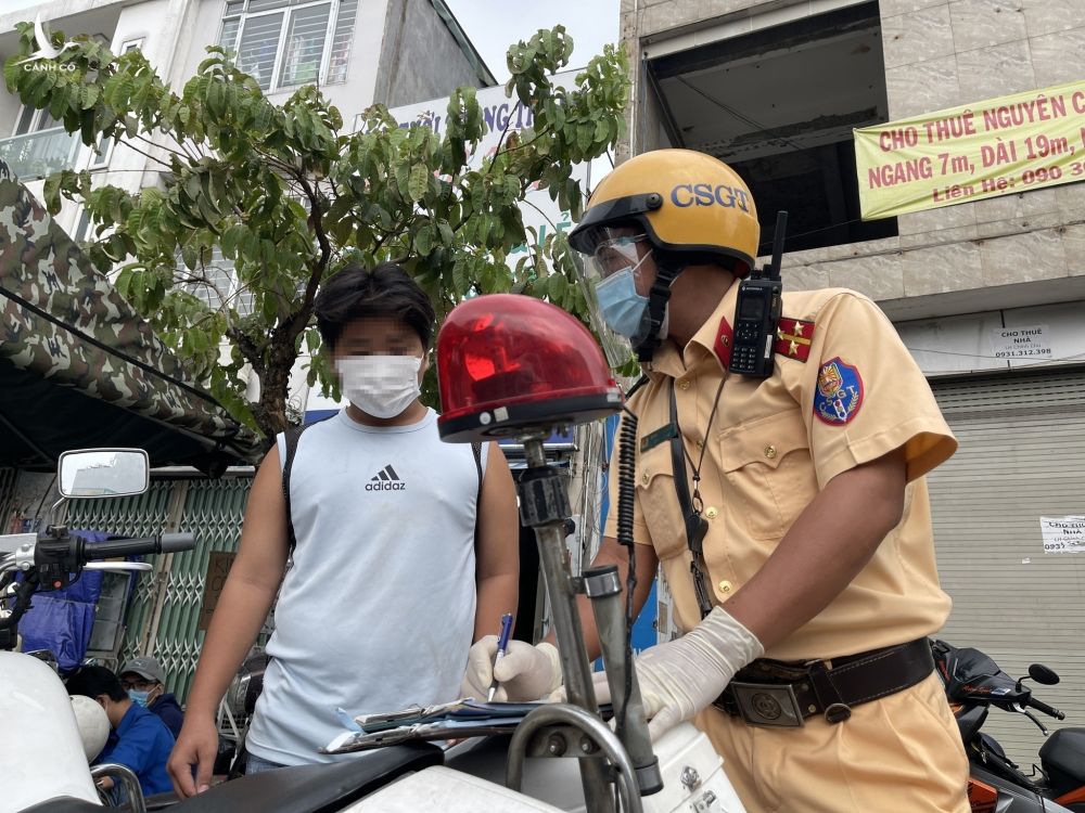 Chốt kiểm soát ở TP.HCM được lập lại, kiểm tra 'giấy thông hành' người dân ra đường - ảnh 7