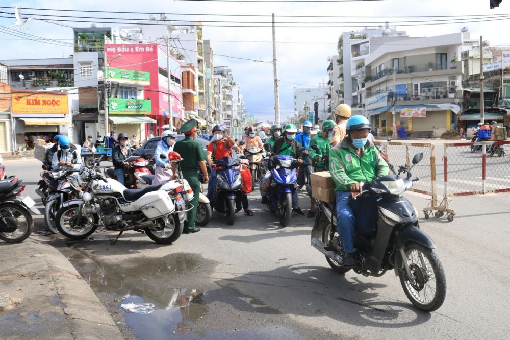 Người dân TP.HCM ra đường ngày đầu giãn cách được công an, CSGT lập chốt hỏi lý do - ảnh 4