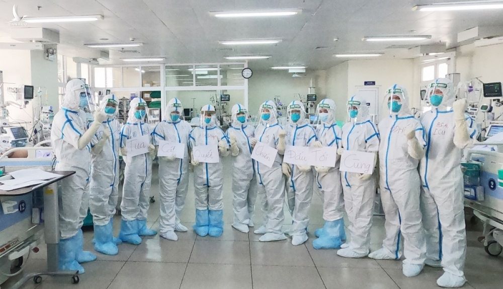 “Quyết tâm chiến đấu tới cùng” thể hiện ý chí của các y, bác sĩ Bệnh viện Chợ Rẫy (Thành phố Hồ Chí Minh) khi tham gia điều trị bệnh nhân COVID-19 nặng. Ảnh: VGP
