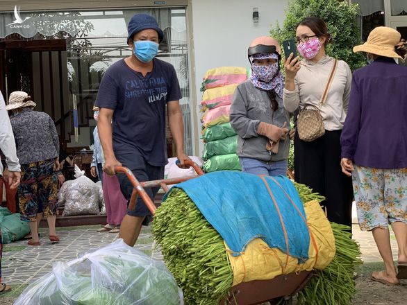 Quảng Ngãi hỗ trợ 2 tỉ đồng giúp đồng hương ở TP.HCM và lên phương án đón dân về - Ảnh 1.