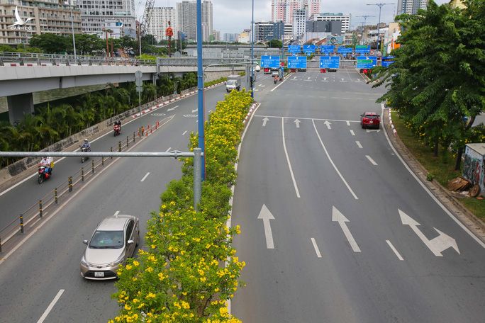 Một TP HCM rất khác trong ngày đầu thực hiện giãn cách xã hội - Ảnh 9.