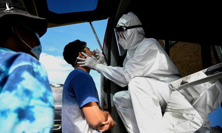 Nhân viên y tế lấy mẫu xét nghiệm cho người dân ở Lambaro, tỉnh Aceh, Indonesia, hôm 16/7. Ảnh: AFP.