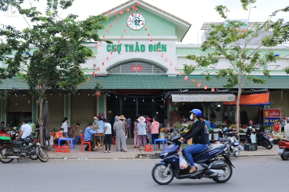 Trước giãn cách theo chỉ thị 16: Người Sài Gòn xếp hàng đi chợ 'nóng lòng sợ hết đồ’ - ảnh 1