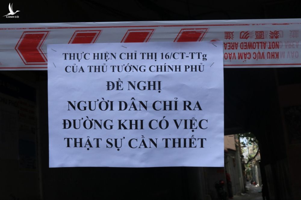 TP.HCM giãn cách theo Chỉ thị 16: Sợi dây 'nhắc nhớ' giăng trước nhiều con hẻm Quận 3 - ảnh 1