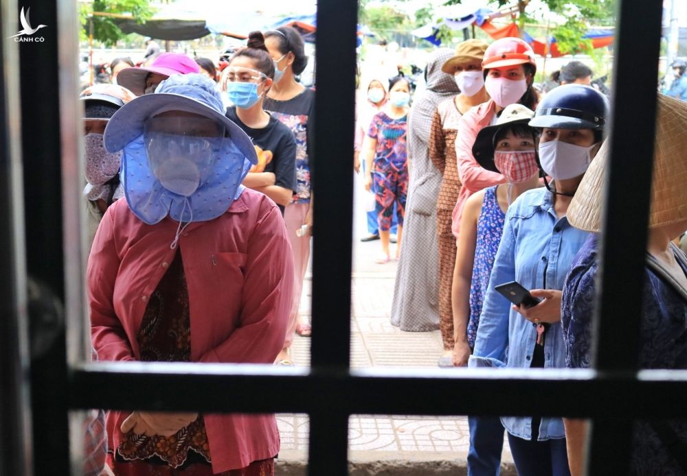 Trước giãn cách theo chỉ thị 16: Người Sài Gòn xếp hàng đi chợ 'nóng lòng sợ hết đồ’ - ảnh 2