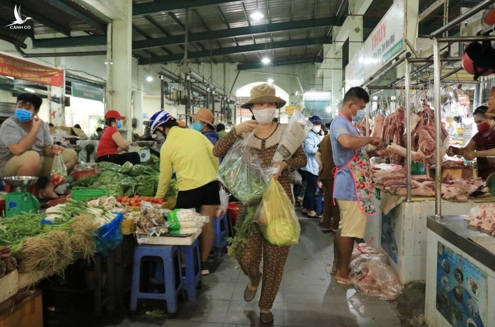 Trước giãn cách theo chỉ thị 16: Người Sài Gòn xếp hàng đi chợ 'nóng lòng sợ hết đồ’ - ảnh 5