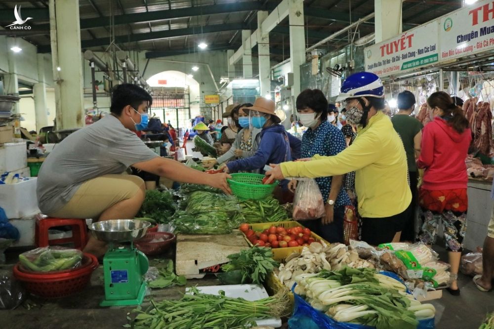 Trước giãn cách theo chỉ thị 16: Người Sài Gòn xếp hàng đi chợ 'nóng lòng sợ hết đồ’ - ảnh 6