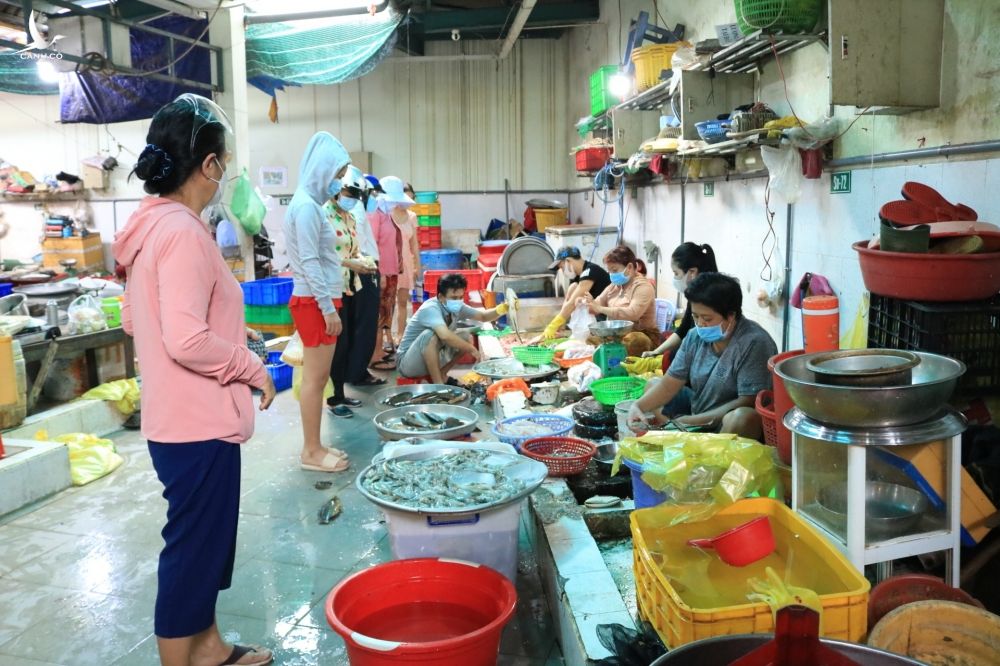 Trước giãn cách theo chỉ thị 16: Người Sài Gòn xếp hàng đi chợ 'nóng lòng sợ hết đồ’ - ảnh 7