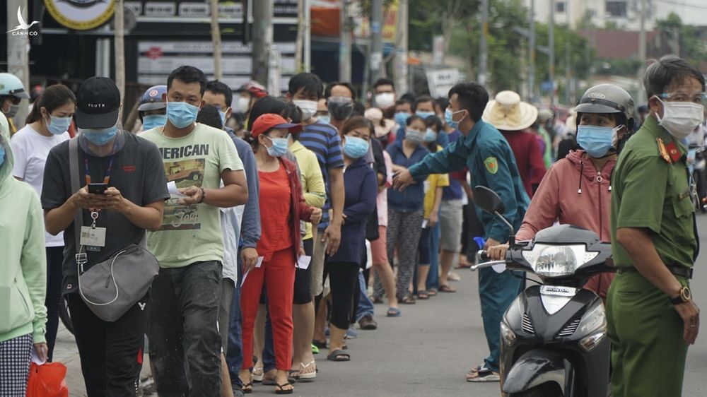 Người dân chỉ có thể ra khỏi nhà trong một số trường hợp /// ẢNH: KHÁNH TRẦN