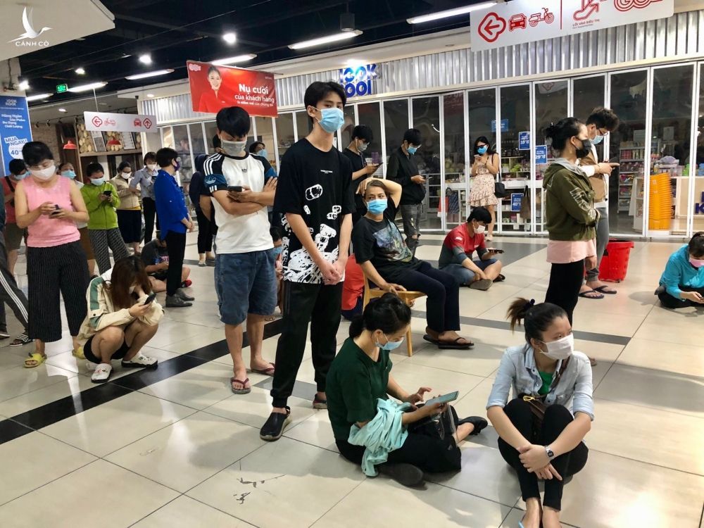 Sáng 14.7, rất đông người dân xếp hàng chờ mua đồ trước siêu thị BigC Nguyễn Thị Thập, Q.7 (TP.HCM) /// Ảnh: M.Phương
