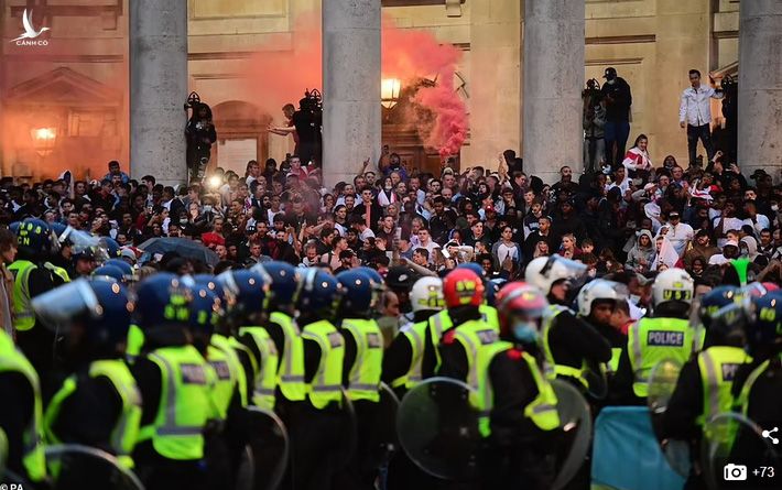 Bạo loạn nổ ra khắp London, fan cuồng tấn công cảnh sát sau trận thua của tuyển Anh - Ảnh 1.