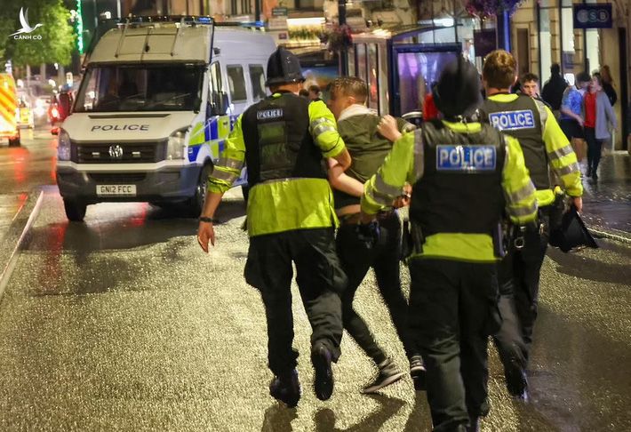 Bạo loạn nổ ra khắp London, fan cuồng tấn công cảnh sát sau trận thua của tuyển Anh - Ảnh 7.