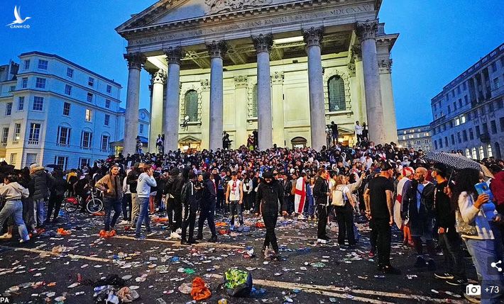 Bạo loạn nổ ra khắp London, fan cuồng tấn công cảnh sát sau trận thua của tuyển Anh - Ảnh 8.