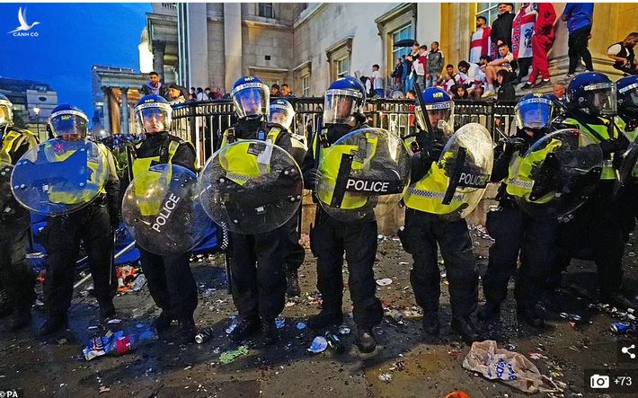 Bạo loạn nổ ra khắp London, fan cuồng tấn công cảnh sát sau trận thua của tuyển Anh - Ảnh 9.