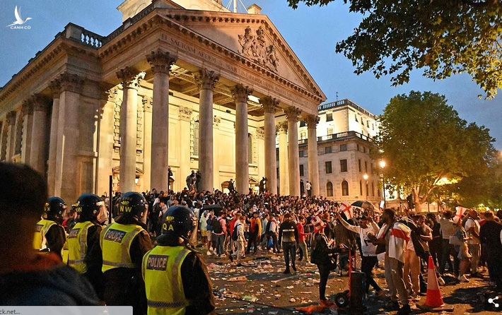 Bạo loạn nổ ra khắp London, fan cuồng tấn công cảnh sát sau trận thua của tuyển Anh - Ảnh 10.