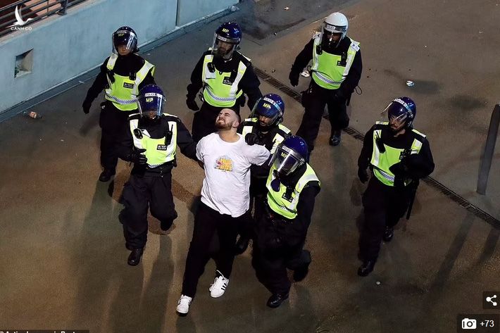 Bạo loạn nổ ra khắp London, fan cuồng tấn công cảnh sát sau trận thua của tuyển Anh - Ảnh 2.