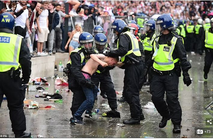 Bạo loạn nổ ra khắp London, fan cuồng tấn công cảnh sát sau trận thua của tuyển Anh - Ảnh 13.
