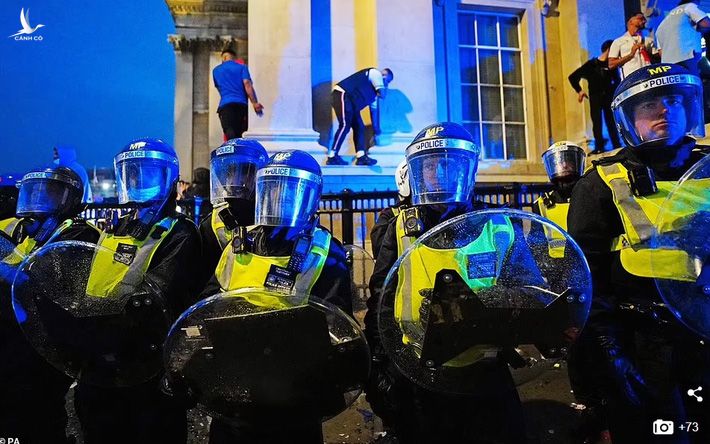 Bạo loạn nổ ra khắp London, fan cuồng tấn công cảnh sát sau trận thua của tuyển Anh - Ảnh 4.