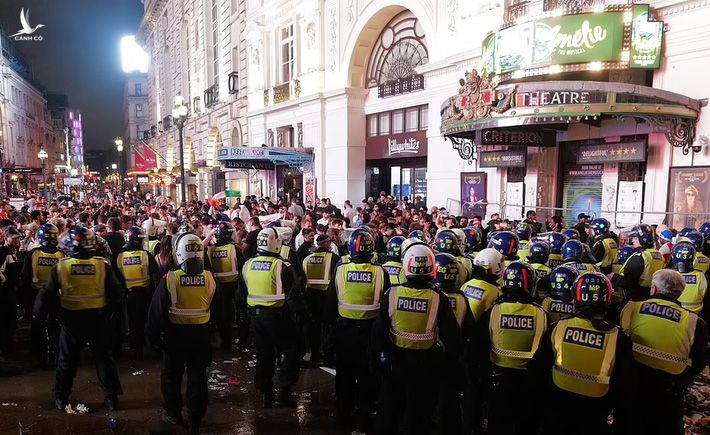 Bạo loạn nổ ra khắp London, fan cuồng tấn công cảnh sát sau trận thua của tuyển Anh - Ảnh 6.
