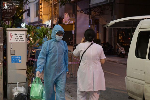 Hà Nội: Phong tỏa, đưa người của khách sạn, quán ăn trên phố Bùi Thị Xuân đi cách ly sau 5 ca dương tính SARS-CoV-2 - Ảnh 4.