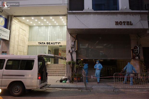 Hà Nội: Phong tỏa, đưa người của khách sạn, quán ăn trên phố Bùi Thị Xuân đi cách ly sau 5 ca dương tính SARS-CoV-2 - Ảnh 3.
