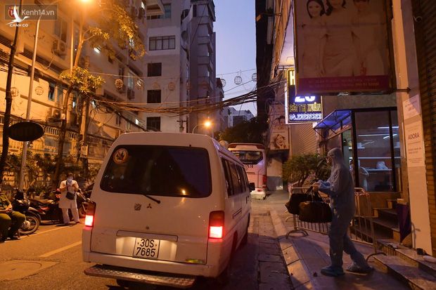Hà Nội: Phong tỏa, đưa người của khách sạn, quán ăn trên phố Bùi Thị Xuân đi cách ly sau 5 ca dương tính SARS-CoV-2 - Ảnh 10.