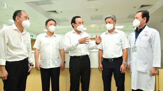 Bí thư Thành ủy TPHCM Nguyễn Văn Nên thăm Bệnh viện Hồi sức Covid-19 ảnh 2